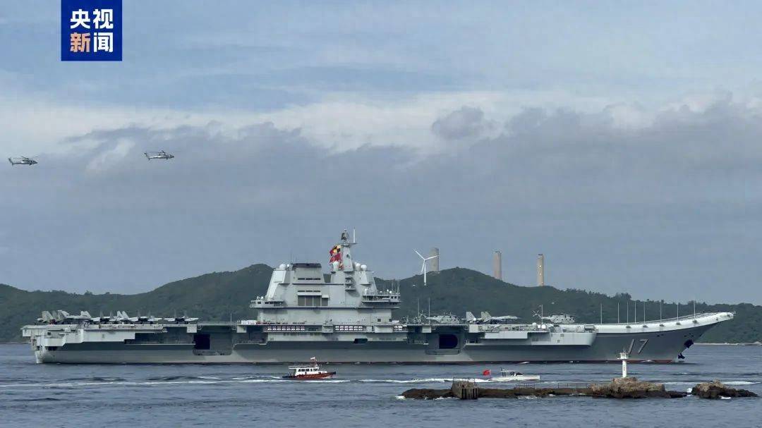 南海山东舰与新型护卫舰055，中国海军力量的双璧合璧，南海双璧，山东舰与新型护卫舰055展现中国海军力量合璧风采
