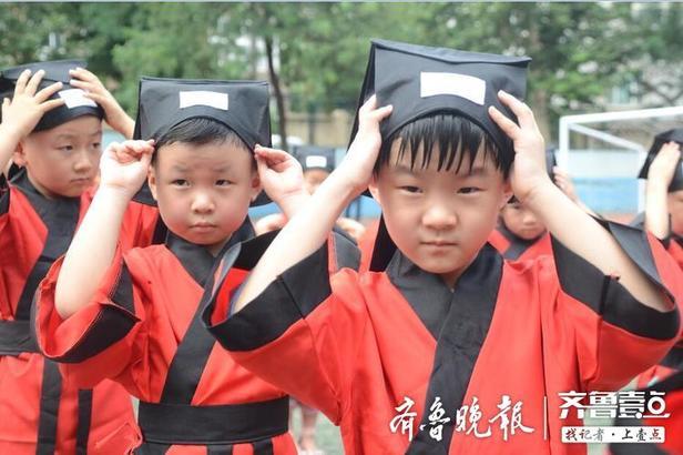 左手礼，一种独特的文化礼仪，左手礼，独特的文化礼仪表达