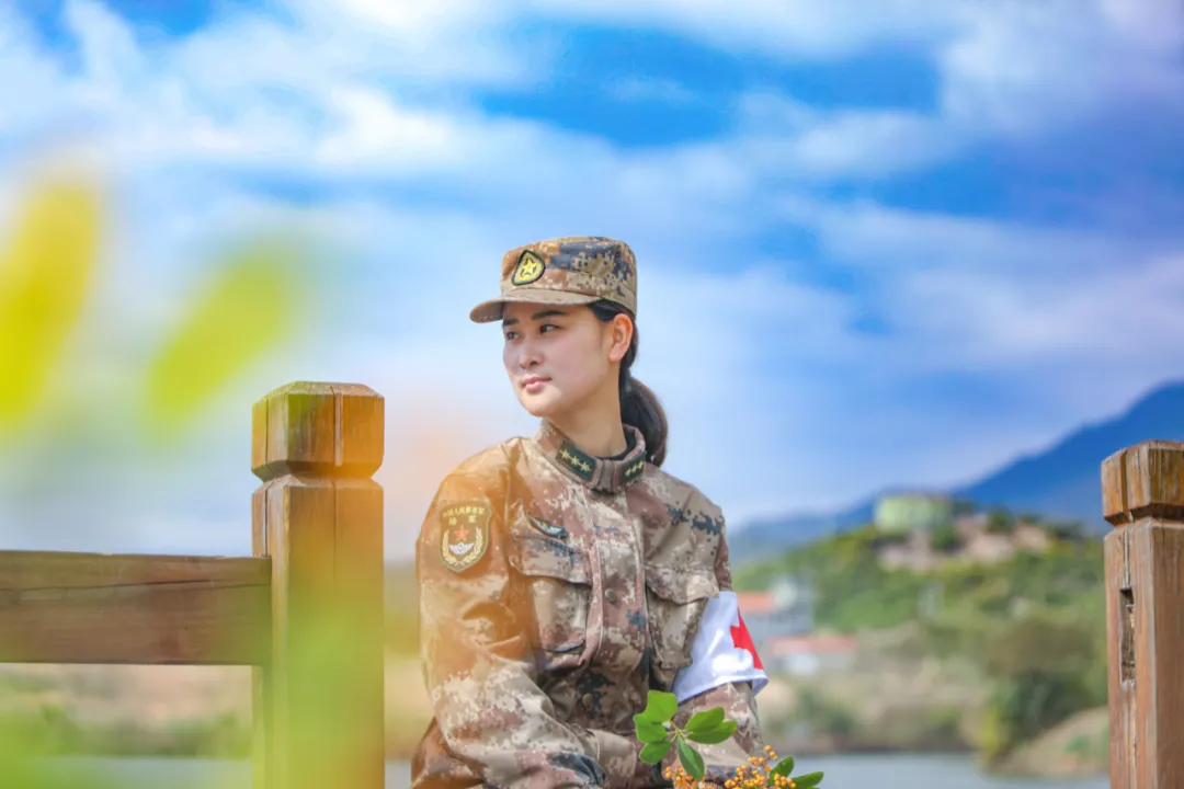 军人女与风景图片的交融之美，军人女与风景交融之美，展现独特魅力与韵味
