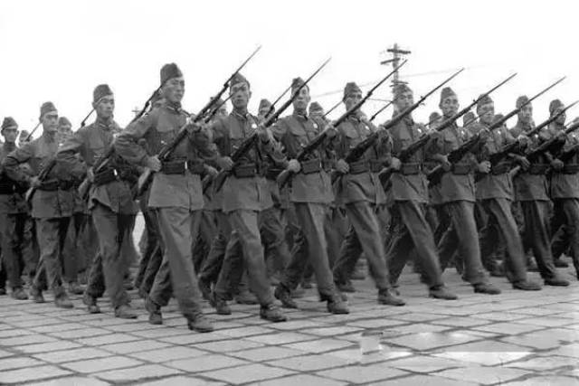 阅兵仪式上走过天安门，正步步伐与国威展现，阅兵仪式，正步走过天安门，国威展现