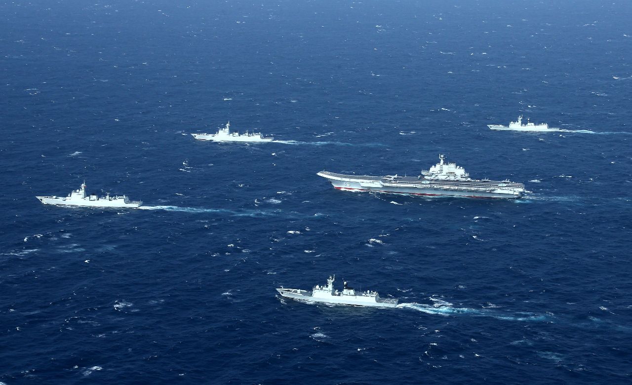 海军70周年阅舰式中的骄傲——中国海军新型战舰055型驱逐舰，中国海军新型战舰055型驱逐舰在70周年阅舰式中的风采展示