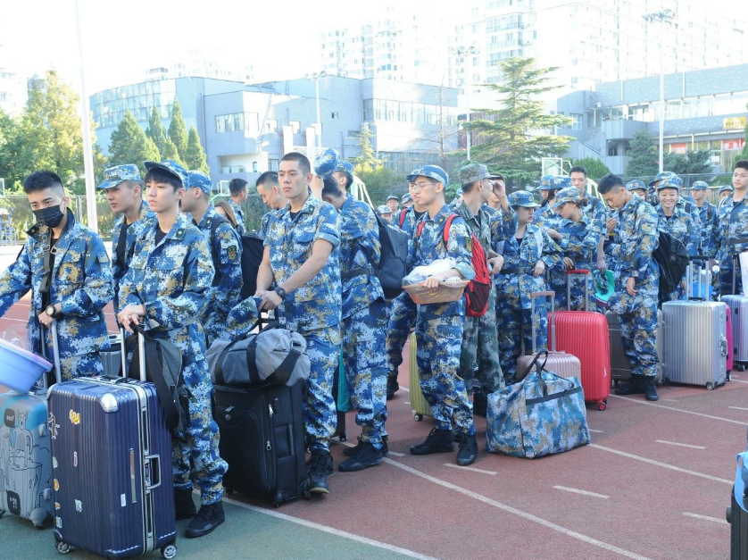 火箭军换发新军服，颜色引争议，火箭军新军服亮相，颜色引发热议