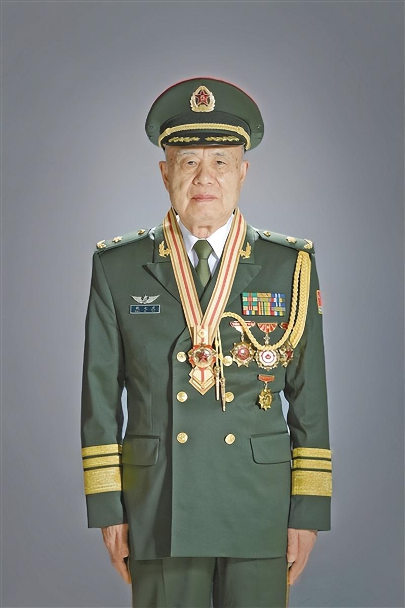 八一勋章获得者杜富国事迹,英勇无畏的排雷英雄,英勇无畏的排雷英雄杜富国,八一勋章背后的荣耀与担当