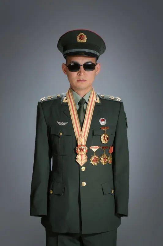 八一勋章获得者杜富国事迹,英勇无畏的排雷英雄,英勇无畏的排雷英雄杜富国,八一勋章背后的荣耀与担当