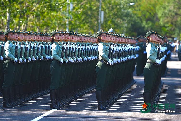 阅兵式中的方队，多少人组成了一个荣誉单元？，阅兵式中的方队，荣誉单元由多少人组成？