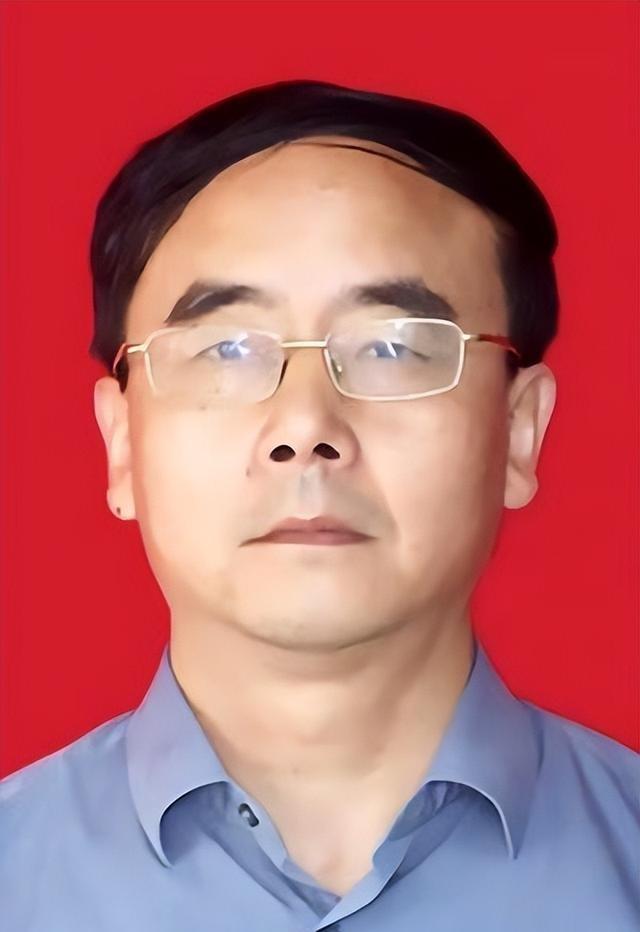 邓志典简历——一位杰出人才的成长历程，邓志典的成长历程，杰出人才的辉煌简历