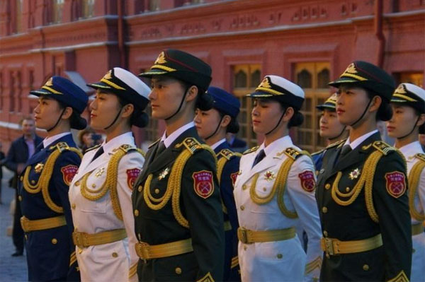 中国女兵仪仗队亮相莫斯科，展现力量与荣耀，中国女兵仪仗队在莫斯科展现力量与荣耀风采