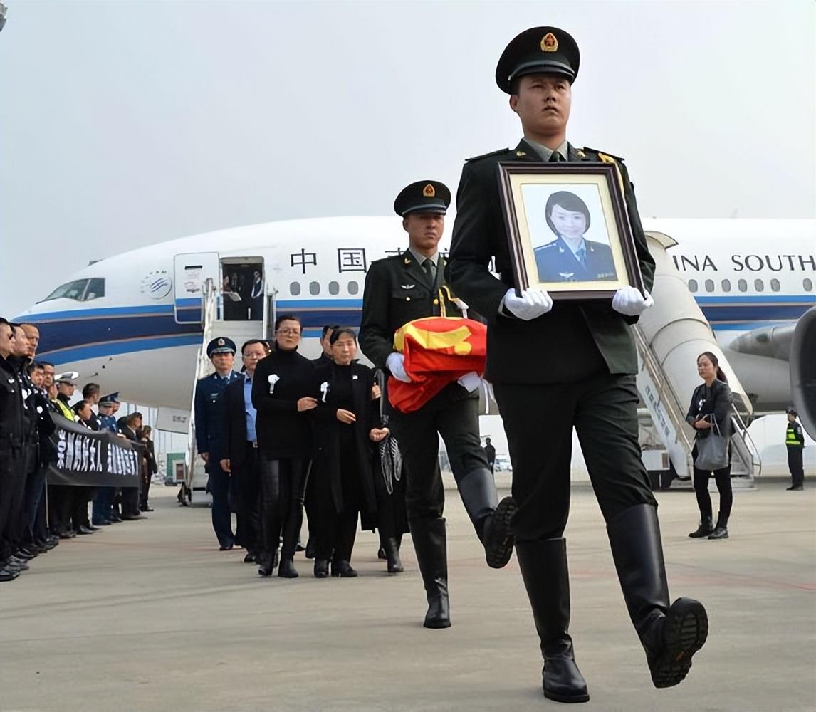 歼-10展翅翱翔，跨越七千公里的壮志征途，歼-10跨越七千公里壮志征途，长空展翅翱翔