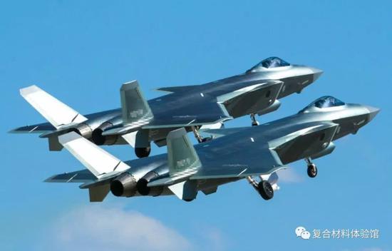歼-20与F-22对比照片，探索两种五代战斗机的差异与相似，歼-20与F-22五代战机对比，探索差异与相似之处