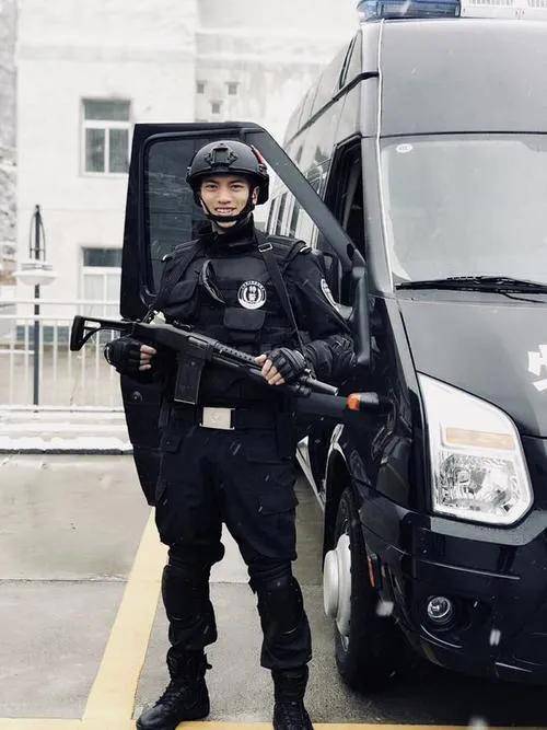 特警与军人的对比，能力、职责与专业的探讨，特警与军人，能力、职责与专业的深度对比探讨