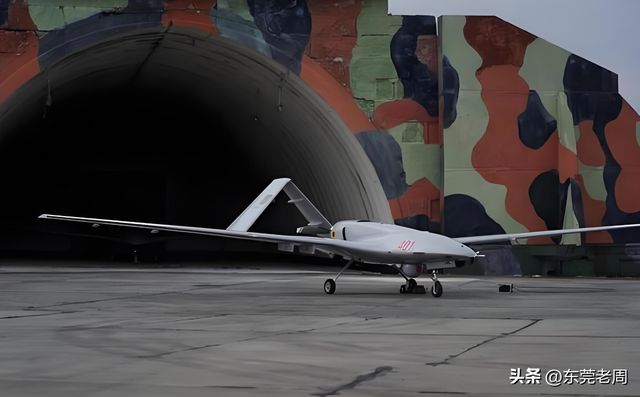 乌利用无人机袭击俄空军基地，现代战争中的新型战术挑战，乌利用无人机袭击俄空军基地，现代战争新型战术的挑战与应对