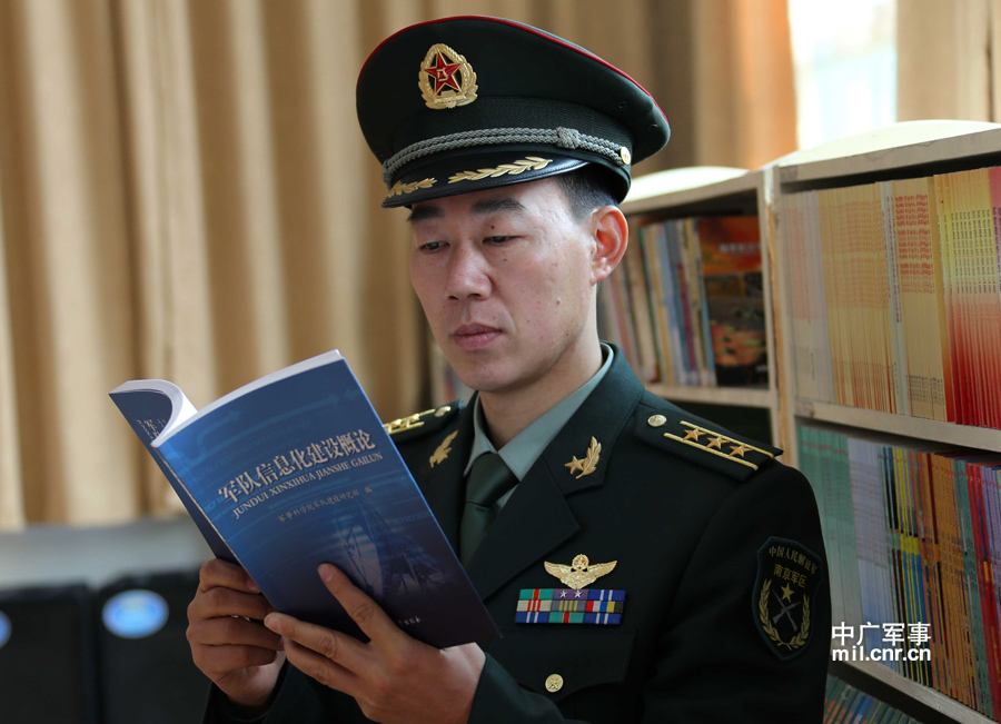 飞行员盛建忠，蓝天之上的英勇卫士，飞行员盛建忠，蓝天之上的英勇卫士传奇