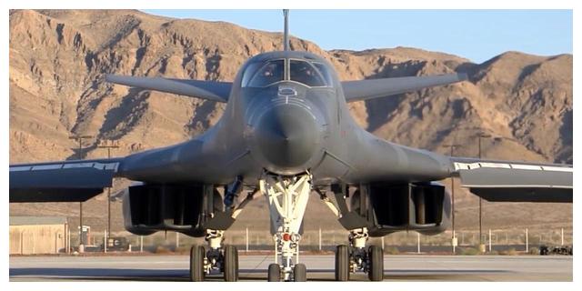 枪骑兵轰炸机与白天鹅，空中巨匠的交织，枪骑兵轰炸机与白天鹅，空中巨匠的辉煌交织