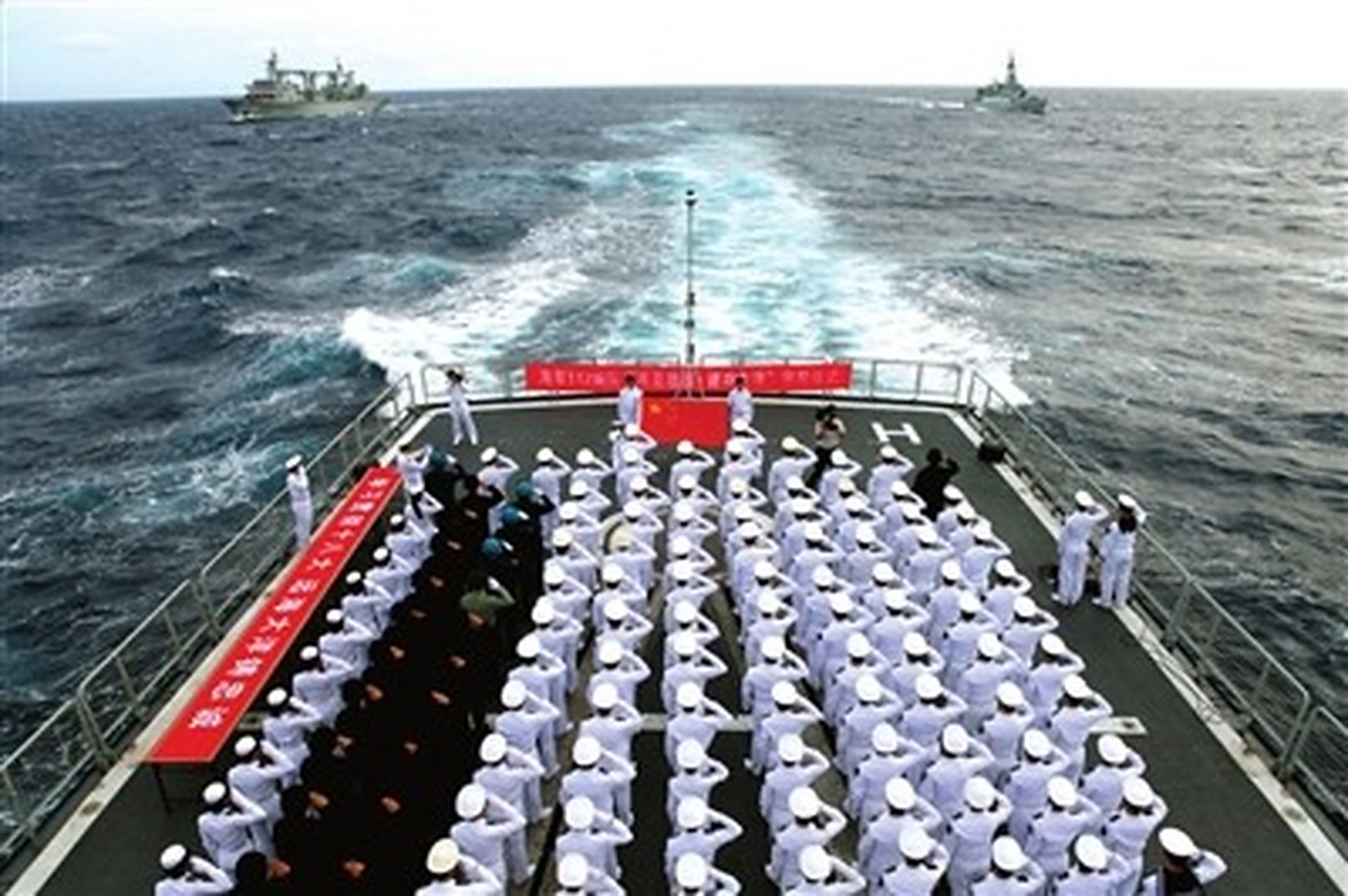 亚丁湾护航编队为渔船送上温暖医疗物资，亚丁湾护航编队为渔船提供温暖医疗物资援助