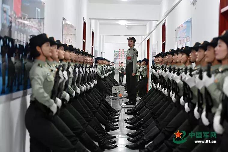 受阅的三军女兵方队，展现新时代巾帼英雄风采，新时代巾帼英雄，三军女兵方队展现风采
