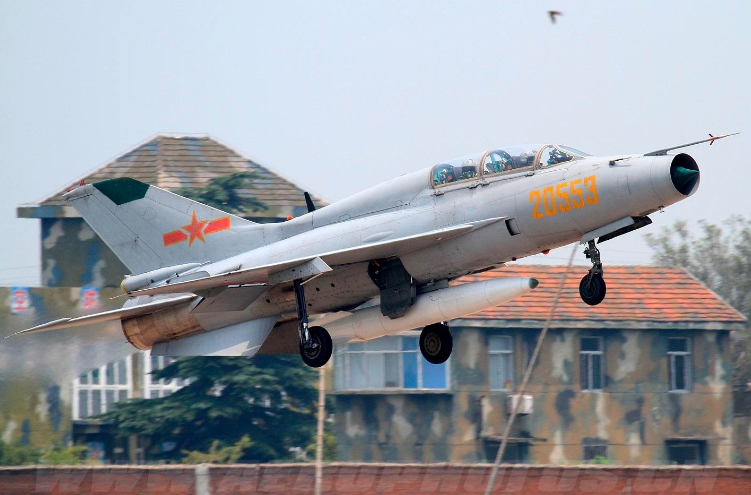 中国新型战斗机歼-16D的服役，引领空中力量新时代的来临，歼-16D引领空中力量新时代启航