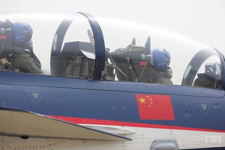 歼10座舱后视镜，现代战机的重要视界拓展技术，歼10座舱后视镜，现代战机视界拓展技术的关键所在