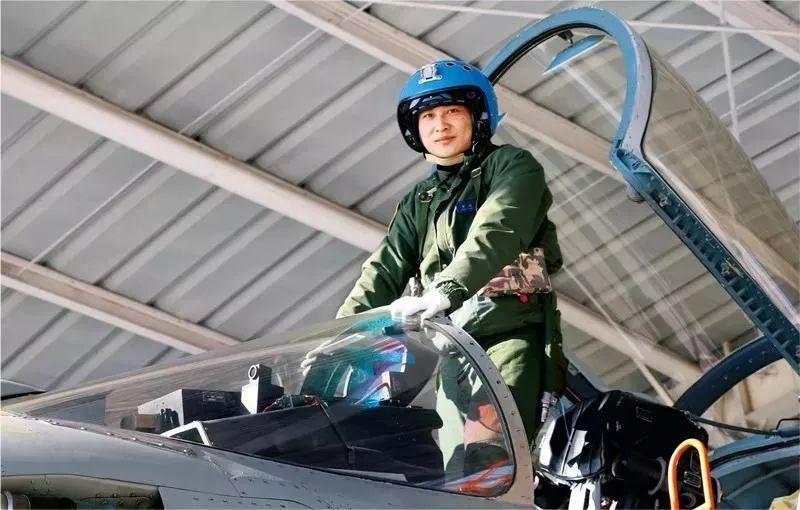 揭秘歼-15飞鲨式战斗机的神秘面纱，图片解析与性能探讨，揭秘歼-15飞鲨战斗机，神秘面纱下的性能与图片解析探讨