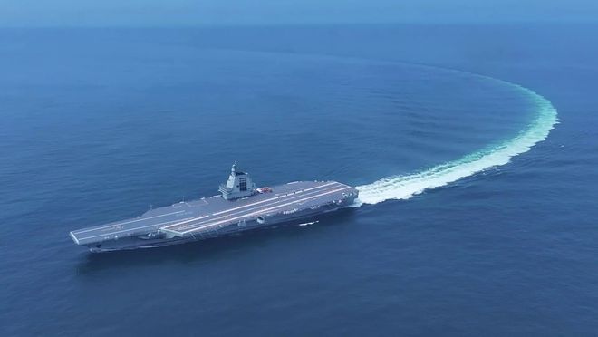 美国福特号航空母舰的视频，展现超级战舰的震撼力量，美国福特号航空母舰震撼力量展示视频，超级战舰的威严与力量
