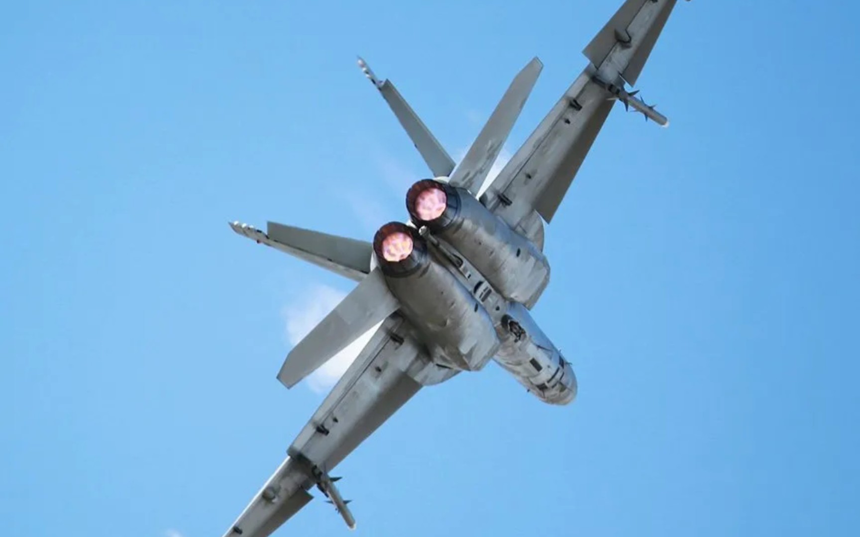 F18是重型战斗机吗？解析其定位与特点，F18战斗机的定位与特点，重型战机的解析