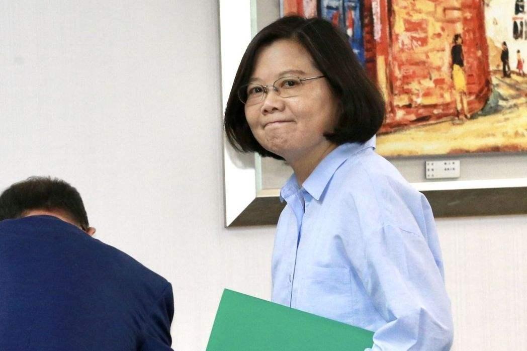 揭秘战斗机自重之谜,多少吨的钢铁巨兽?,揭秘战斗机自重之谜,钢铁巨兽究竟多重?