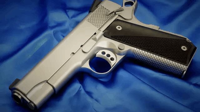 伯莱塔92为何被淘汰,探究原因与背后故事,伯莱塔92被淘汰的背后原因与故事探究