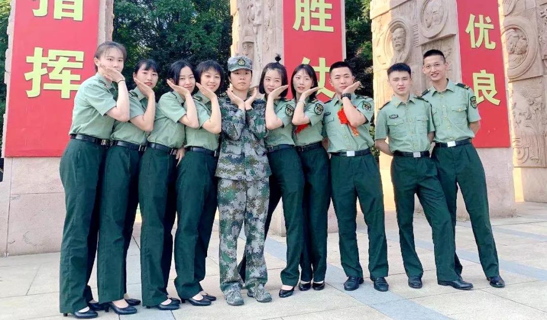三军仪仗队中的女兵风采，坚韧与柔美的完美融合，三军仪仗队女兵风采，坚韧与柔美的和谐交响