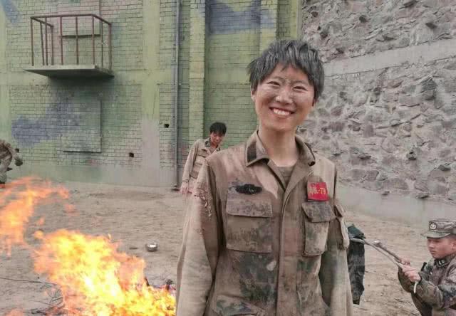 中国女兵流泪的高清图片，背后的故事与情感共鸣，中国女兵背后的故事，流泪的瞬间与情感共鸣的震撼图片