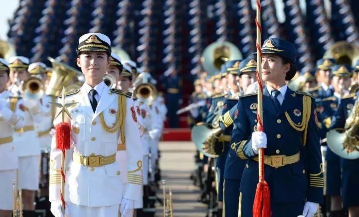 中国人民解放军仪仗队女兵抱着孩子的沈佳，荣耀与母爱的交织，中国人民解放军仪仗队女兵沈佳，荣耀与母爱的交融时刻