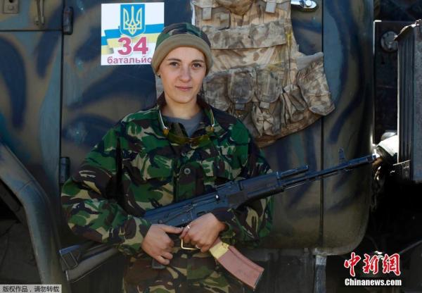 女兵哺乳战士的相片，勇气与母爱的交织，女兵哺乳战士的相片，勇气与母爱的辉煌交织