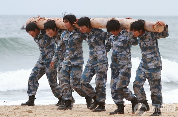 中国海军女兵风姿,图片中的坚韧与力量,中国海军女兵风采,坚韧与力量的图片展现