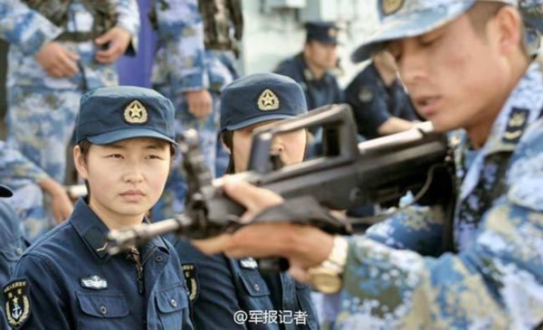 中国海军女兵风姿,图片中的坚韧与力量,中国海军女兵风采,坚韧与力量的图片展现