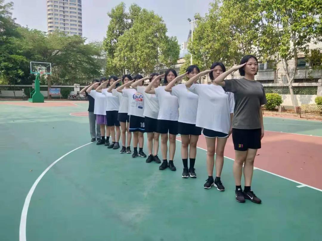 女兵短发式样，时尚、干练与力量的象征，女兵短发，时尚、干练与力量的标志