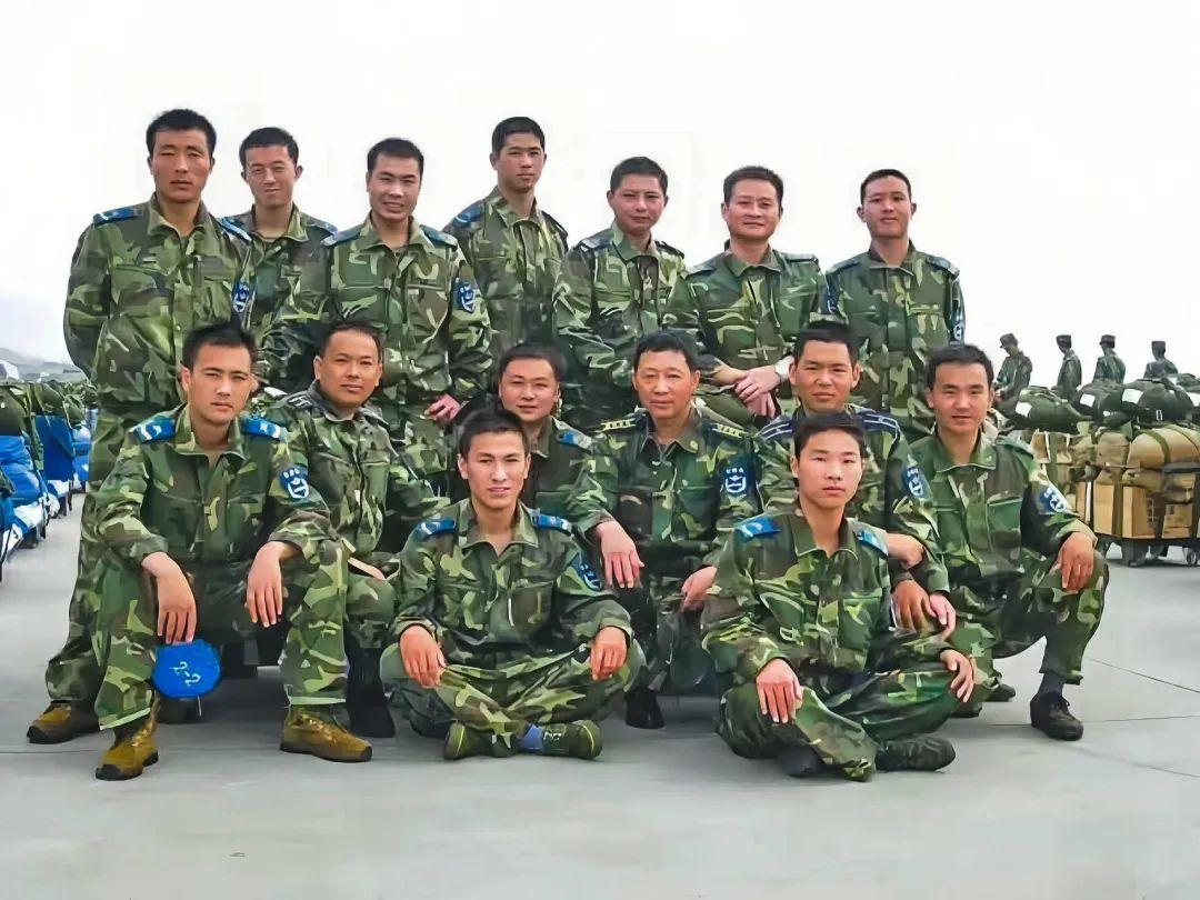 空降兵15军跳伞,英勇无畏的天空战士,空降兵15军跳伞,英勇无畏的天空勇士展现风采