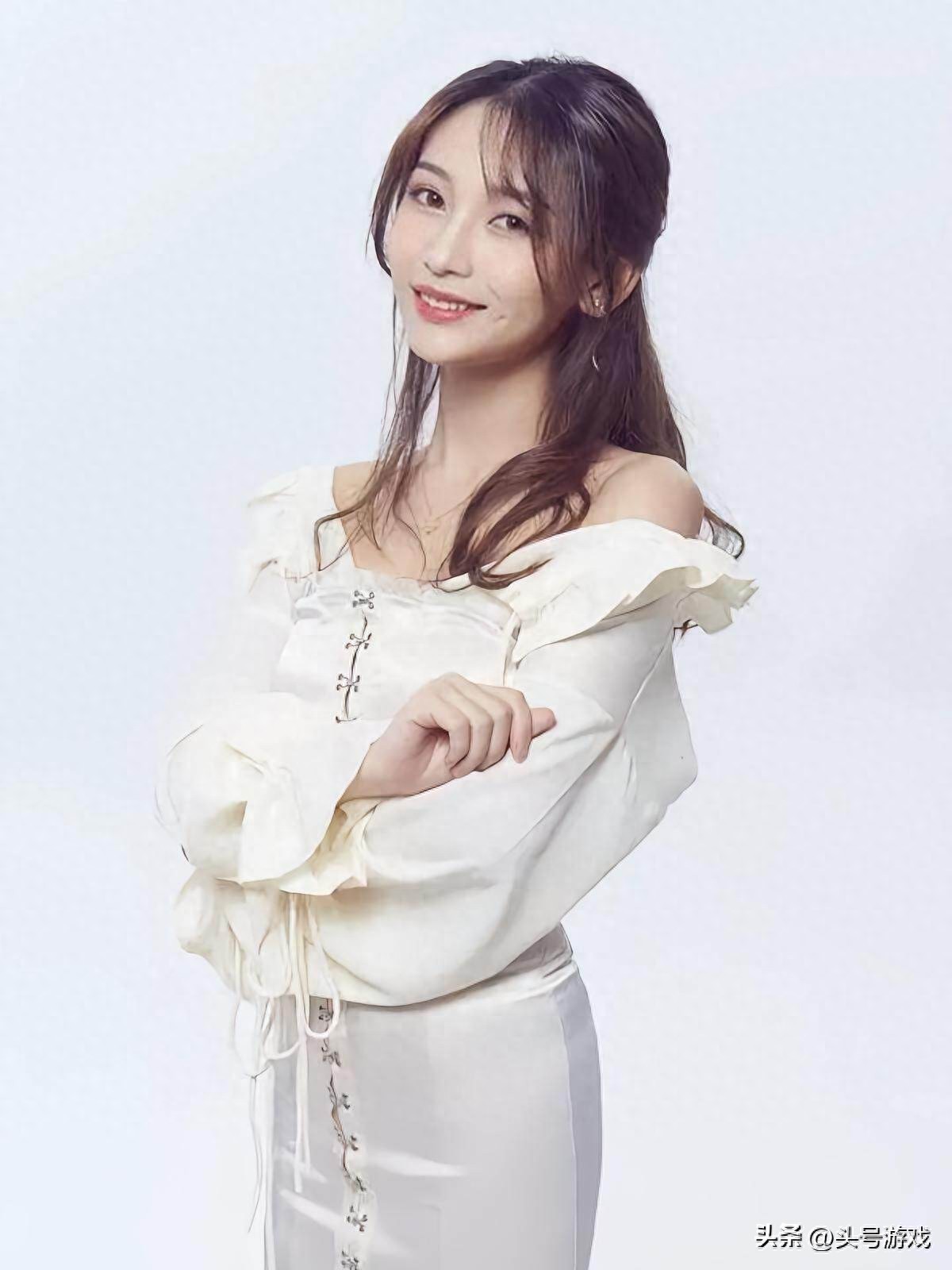 军事主持人叶知秋近照，展现新时代军事传播者的风采，军事主持人叶知秋近照，展现新时代军事传播风采