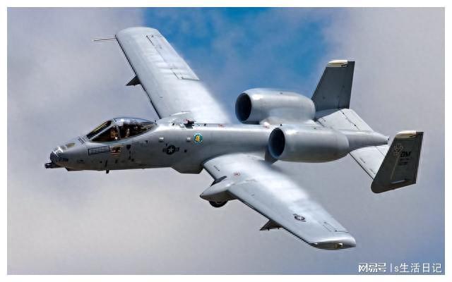 A-10攻击机与佩刀战机，空中力量的对决，A-10攻击机与佩刀战机，空中力量对决揭秘