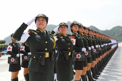 白求恩医疗方队中的女兵风采，坚韧与荣耀的阅兵时刻，白求恩医疗方队女兵，坚韧与荣耀的阅兵风采