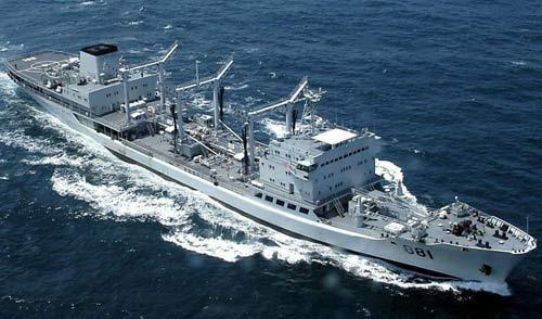 航母补给舰，海上巨无霸的能量之源，航母补给舰，海上巨无霸的能量补给之源