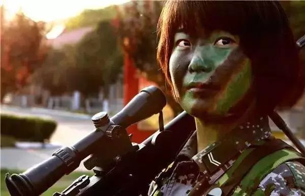 中国女兵搞笑图片，展现飒爽英姿背后的轻松时刻，中国女兵轻松时刻，飒爽英姿背后的搞笑瞬间