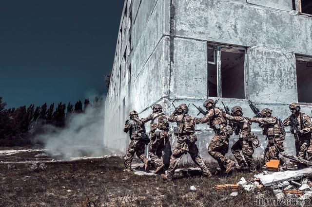 一个团的武器配置,现代战争的基石,现代战争中的武器配置,一个团的战斗力基石