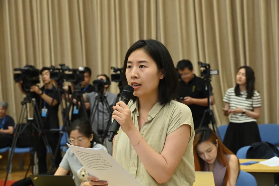 新闻发布会答记者问，揭示背后的故事与真实情况，新闻发布会揭秘幕后真相，故事与真实情况揭晓