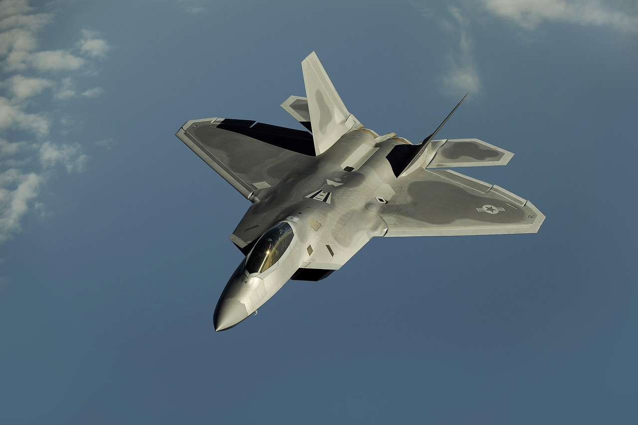 F22与F16，哪个更先进？，F22与F16，哪个战斗机更先进？