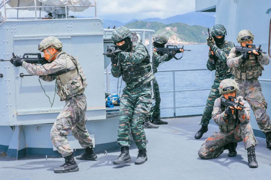 蛟龙突击队体能服,探索特种部队装备的新篇章,特种部队装备新篇章,蛟龙突击队体能服揭秘