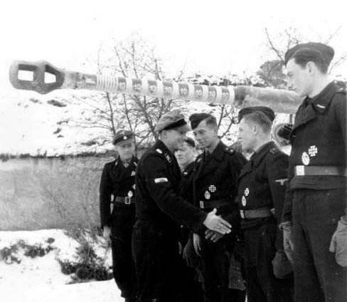 T34坦克与虎式，二战中的钢铁巨兽对决，二战钢铁巨兽对决，T34坦克与虎式的交锋