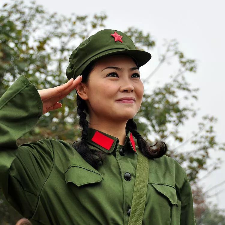 六五式绿军装女兵图片的魅力与影响，六五式绿军装女兵图片的魅力与深远影响