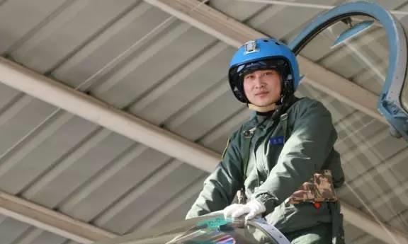 战斗机飞行员妻子的独特角色与挑战，战斗机飞行员妻子的角色与挑战，独特视角下的生活体验