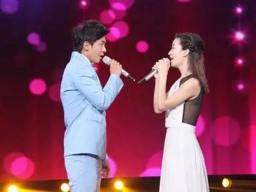 红歌一男一女对唱,歌声中的情感交融,红歌男女对唱,情感交融的和谐旋律