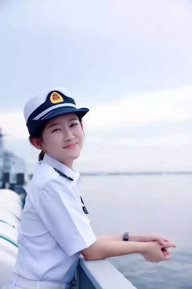中国女兵最漂亮的照片——吴俊瑶的2019风采，中国女兵吴俊瑶的绝美风采，2019年照片展现迷人风采
