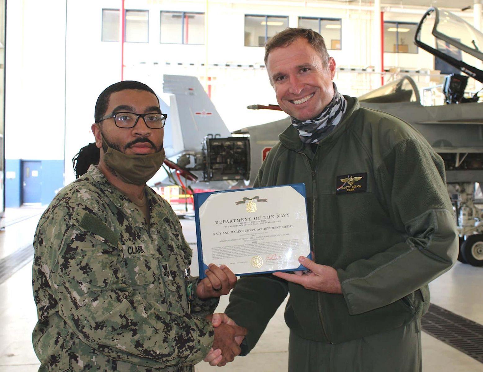 用A4纸折一架战斗机，创意与手工的完美结合，A4纸战斗机，创意手工的完美融合