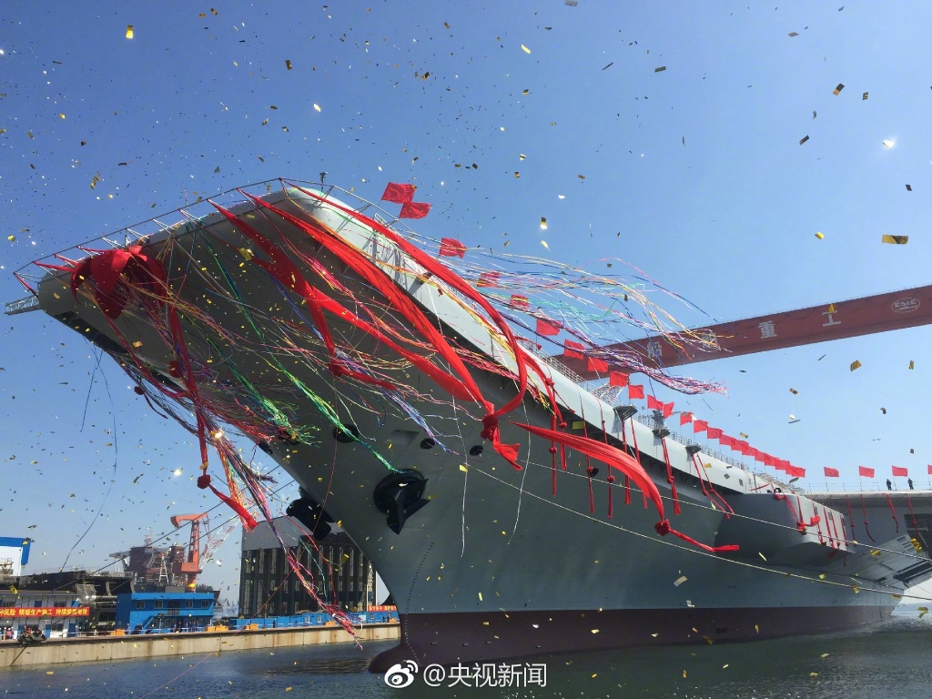 国产航母首次下水，里程碑式的事件，中国海军建设的崭新篇章，国产航母首次下水，中国海军建设迈入崭新篇章，里程碑式事件庆祝时刻